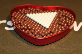 Det är inte choklad- och mintkulor i hjärtat ovan utan det är airsoftkulor. Hur många kulor tror du finns det i detta hjärta?