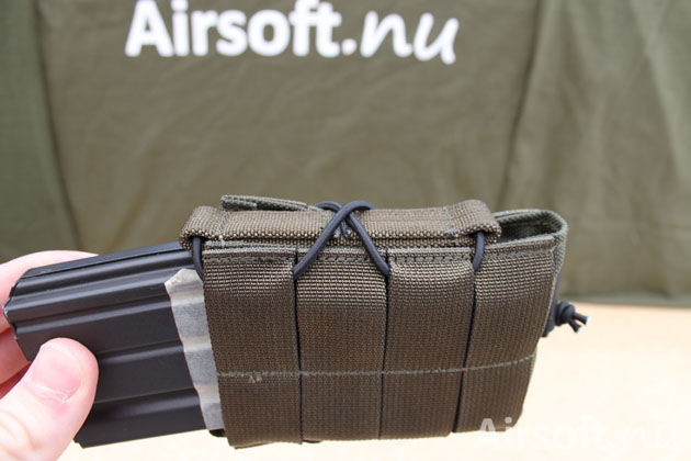The magazine pouch consists of three parts and the elastic band keeps all together.