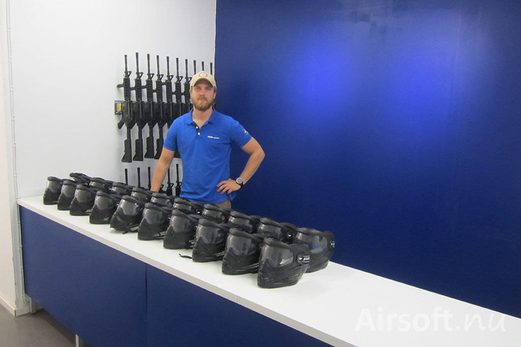 Robert vid uthyrningen av airsoftvapen.