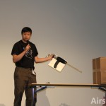 Airsoft Innovations. Visar prototypen av deras gasdrivna airsoftvapen som på en laddning skjuter flertalet kulor igenom samma ingångshål. Första gången visad på Shot Show i ett hotellrum.